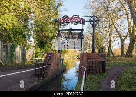 Kings Norton Guillotine Stop-Lock auf dem Stratford-on-Avon Kanal in Lifford Lane, Kings Norton, Birmingham, Großbritannien Stockfoto