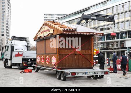 Berlin, Deutschland. Dezember 2020. Mitarbeiter bauen ein Weihnachtssalet in Berlin ab, Hauptstadt Deutschlands, 16. Dezember 2020. Deutschland wird ab Mittwoch strenger gesperrt, nicht notwendige Geschäfte schließen und die Größe privater Treffen begrenzen, haben sich Bundeskanzlerin Angela Merkel und die Staats- und Regierungschefs der Regionen am Sonntag darauf geeinigt. Die bis Januar 10 in Kraft treten werden, waren eine Reaktion auf ein "exponentielles Wachstum" in der Zahl der COVID-19 Fälle in Deutschland, nach einem Policy Paper. Quelle: ShanYuqi/Xinhua/Alamy Live News Stockfoto