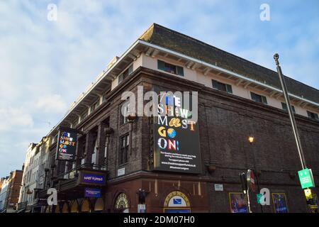 Das Show Must Go On Zeichen zur Unterstützung der Theaterindustrie im Prince Edward Theater in Soho, London. Die Hauptstadt wurde in Tier 3 umgezogen, die höchste Stufe an Beschränkungen, da Coronavirus-Fälle ansteigen, mit Bars, Restaurants, Kinos und Theatern wieder schließen. Stockfoto