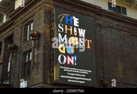 Das Show Must Go On Zeichen zur Unterstützung der Theaterindustrie im Prince Edward Theater in Soho, London. Die Hauptstadt wurde in Tier 3 umgezogen, die höchste Stufe an Beschränkungen, da Coronavirus-Fälle ansteigen, mit Bars, Restaurants, Kinos und Theatern wieder schließen. Stockfoto