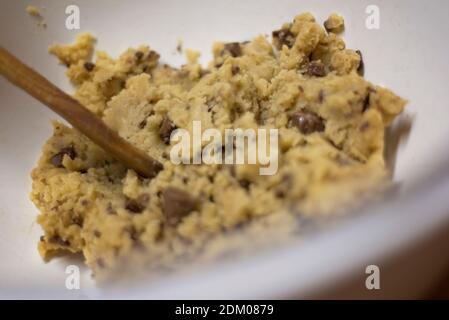 Herstellung von Schokoladenstückchen Backen und Mischen des Teigs Stockfoto