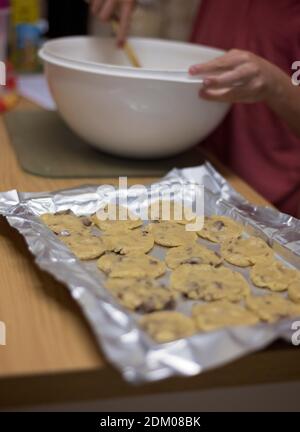 Herstellung von Schokoladenstückchen Backen und Mischen des Teigs Stockfoto