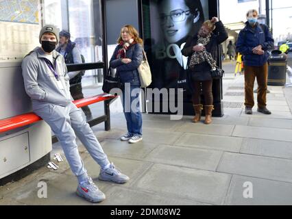 London, England, Großbritannien. Bushaltestelle in der Oxford Street während der COVID Pandemie, Dezember 2020 Stockfoto