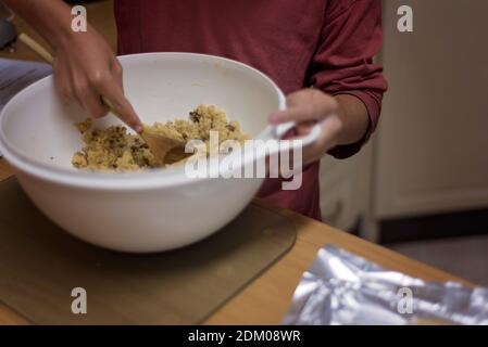 Herstellung von Schokoladenstückchen Backen und Mischen des Teigs Stockfoto