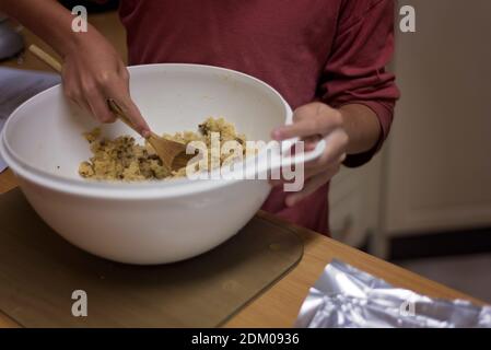 Herstellung von Schokoladenstückchen Backen und Mischen des Teigs Stockfoto