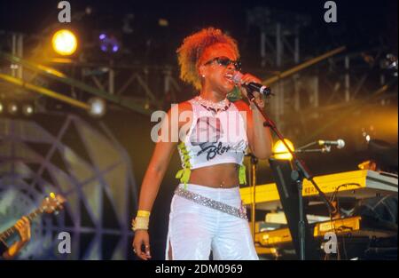 Kelis tritt im Tanzzelt beim Glastonbury Festival 2000, Worthy Farm Somerset, England, Vereinigtes Königreich auf. Stockfoto