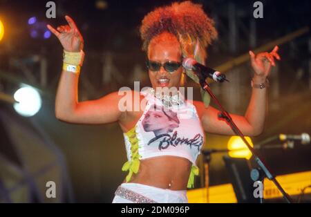 Kelis tritt im Tanzzelt beim Glastonbury Festival 2000, Worthy Farm Somerset, England, Vereinigtes Königreich auf. Stockfoto