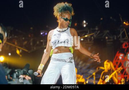 Kelis tritt im Tanzzelt beim Glastonbury Festival 2000, Worthy Farm Somerset, England, Vereinigtes Königreich auf. Stockfoto