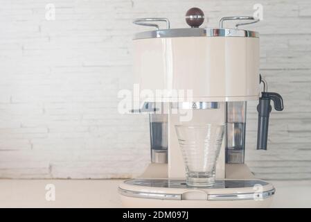 Kaffeemaschine in weiß hinterm Hintergrund aus der Nähe Stockfoto