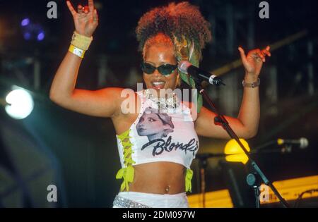 Kelis tritt im Tanzzelt beim Glastonbury Festival 2000, Worthy Farm Somerset, England, Vereinigtes Königreich auf. Stockfoto