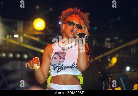 Kelis tritt im Tanzzelt beim Glastonbury Festival 2000, Worthy Farm Somerset, England, Vereinigtes Königreich auf. Stockfoto