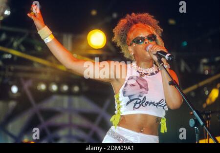 Kelis tritt im Tanzzelt beim Glastonbury Festival 2000, Worthy Farm Somerset, England, Vereinigtes Königreich auf. Stockfoto