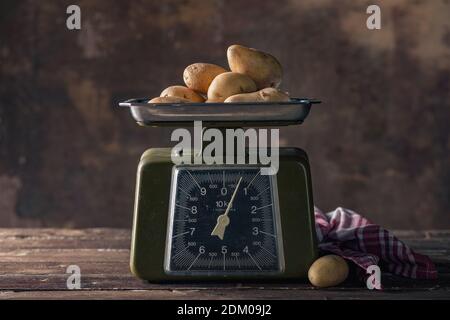 Vintage Scales on Wooden Table with Potatoes Stockfoto