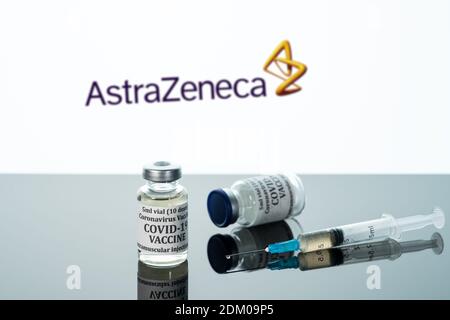 Morgantown, WV - 16. Dezember 2020: Kleine Flasche Coronavirus-Impfstoff mit Spritze mit Hintergrund des AstraZeneca-Logos Stockfoto