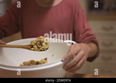 Herstellung von Schokoladenstückchen Backen und Mischen des Teigs Stockfoto