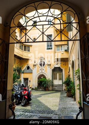 Innenhof eines historischen Gebäudes in rione Regola - Rom, Italien Stockfoto