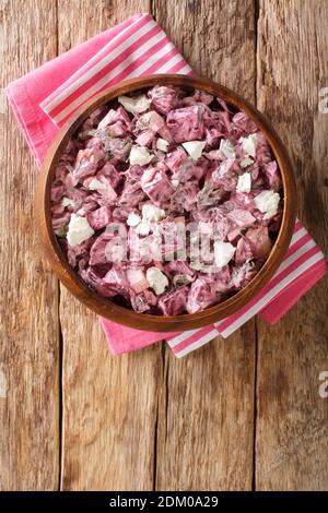 Griechischer traditioneller Salat aus Rüben, Zwiebeln, Kräutern und Feta-Käse mit Joghurt aus nächster Nähe in einer Schüssel auf dem Tisch. Vertikale Ansicht von oben Stockfoto