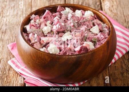 Homemade beetroot salad with onions, garlic and feta with Greek yogurt close-up in a bowl on the table. horizontal Stockfoto
