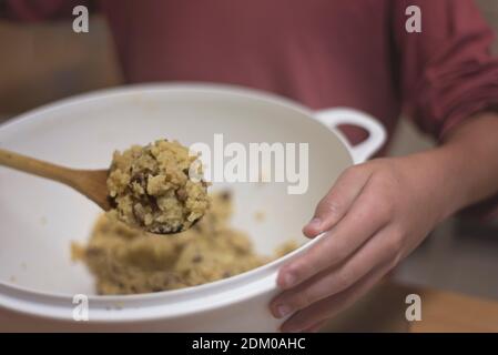 Herstellung von Schokoladenstückchen Backen und Mischen des Teigs Stockfoto