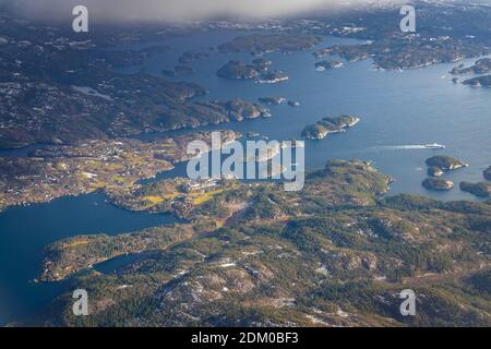 Blick durch das Fenster in einem Flugzeug nach Bergen Norwegen Stockfoto