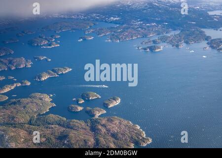 Blick durch das Fenster in einem Flugzeug nach Bergen Norwegen Stockfoto