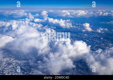 Blick durch das Fenster in einem Flugzeug nach Bergen Norwegen Stockfoto