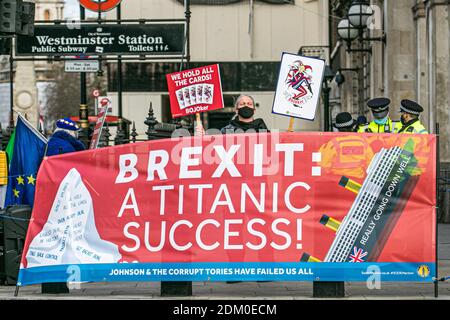 WESTMINSTER LONDON 16. Dezember 2020. Pro-Europa-Demonstranten entrollen vor dem Parlament ein Banner, das den Brexit als einen titanischen Erfolg verspottet, bevor Premierminister Boris Johnson an der letzten Fragestunde des Premierministers teilnimmt. Die Verhandlungsführer für die britische Regierung und die Europäische Union haben sich darauf geeinigt, die Diskussionen fortzusetzen, um zu versuchen, die Sackgasse zu überwinden und ein Post-Brexit-Handelsabkommen zu vereinbaren. Kredit: amer ghazzal/Alamy Live Nachrichten Stockfoto