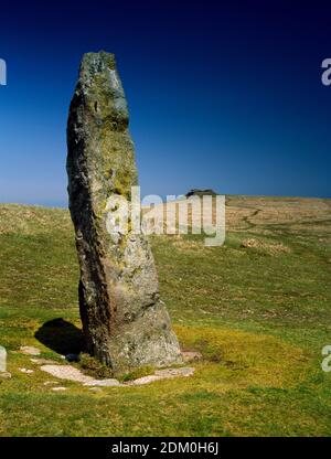 Der lange Stein (der Longstone), prähistorischer Stein und moderne Landgrenze Marker, Blick nach Nordosten zu Kestor Rock, Dartmoor. Gelegen ju Stockfoto