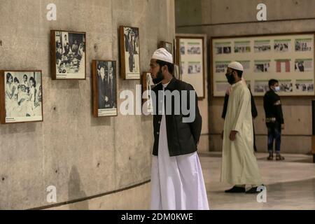 Dhaka, Bangladesch. Dezember 2020. Die bangladeschischen Menschen sahen sich die ausgestellten Geschichtsporträts im Unabhängigkeitsmuseum an, um den 50. Jahrestag seines glorreichen Siegestages in Dhaka zu feiern.am 16. Dezember feiert Bangladesch den 50. Jahrestag seines glorreichen Sieges über die pakistanischen Besatzungstruppen im Jahr 1971. Am 16. Dezember 1971 erlangte die Nation nach einem neunmonatigen Befreiungskrieg ihre Unabhängigkeit. Kredit: SOPA Images Limited/Alamy Live Nachrichten Stockfoto