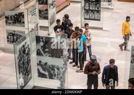 Dhaka, Bangladesch. Dezember 2020. Im Unabhängigkeitsmuseum versammelten sich Menschen aus Bangladesch, um den 50. Jahrestag seines glorreichen Siegestages in Dhaka zu feiern.am 16. Dezember feiert Bangladesch den 50. Jahrestag seines glorreichen Sieges über die pakistanischen Besatzungstruppen im Jahr 1971. Am 16. Dezember 1971 erlangte die Nation nach einem neunmonatigen Befreiungskrieg ihre Unabhängigkeit. Kredit: SOPA Images Limited/Alamy Live Nachrichten Stockfoto