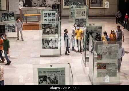 Dhaka, Bangladesch. Dezember 2020. Im Unabhängigkeitsmuseum versammelten sich Menschen aus Bangladesch, um den 50. Jahrestag seines glorreichen Siegestages in Dhaka zu feiern.am 16. Dezember feiert Bangladesch den 50. Jahrestag seines glorreichen Sieges über die pakistanischen Besatzungstruppen im Jahr 1971. Am 16. Dezember 1971 erlangte die Nation nach einem neunmonatigen Befreiungskrieg ihre Unabhängigkeit. Kredit: SOPA Images Limited/Alamy Live Nachrichten Stockfoto