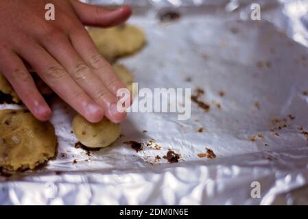 Herstellung von Schokoladenstückchen Backen und Mischen des Teigs Stockfoto