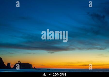 Unglaublicher Sonnenuntergang Himmel über Rialto Beach, Olympic National Park, USA Stockfoto