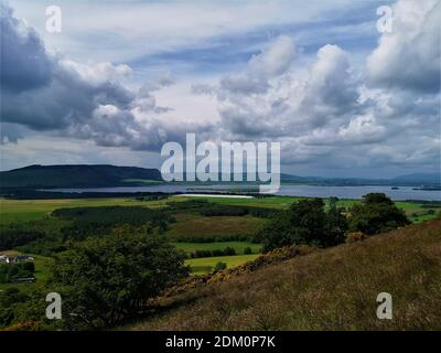 Blick auf Loch Leven und Benarty Hill von den Hängen des Bishop Hill in Kinross-Shire, Schottland. Stockfoto