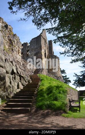 Ein Blick auf die Stufen zu den mittelalterlichen Ruinen von Dirleton Castle in East Lothian, Schottland. Stockfoto