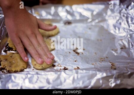 Herstellung von Schokoladenstückchen Backen und Mischen des Teigs Stockfoto