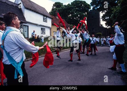 Thaxted Essex England 277. Morris Ring Meeting 5-6. Juni 1999 gescannt 2020 Helmond Side in Wendons Ambo Essex Mehr als 200 Morris Dancing Men führten traditionelle Tänze in Thaxted und umliegenden Dörfern auf. Diese jährliche Veranstaltung zieht Morris Dancing Sides aus Großbritannien und Europa an. Stockfoto