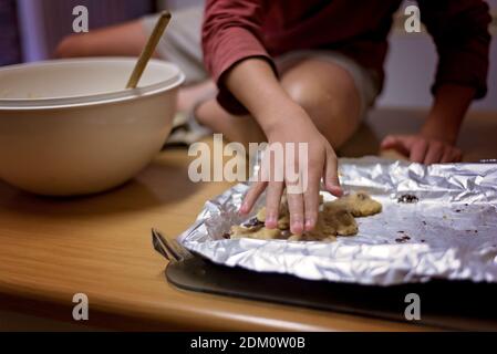 Herstellung von Schokoladenstückchen Backen und Mischen des Teigs Stockfoto