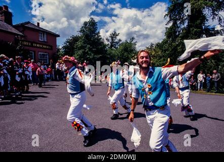 Thaxted Essex England 277.Morris Ring Meeting 5-6 Juni 1999 gescannt 2020 East Suffolk Morris Men in Hellions Bumpstead Mehr als 200 Morris Dancing Men führten traditionelle Tänze in Thaxted und umliegenden Dörfern auf. Diese jährliche Veranstaltung zieht Morris Dancing Sides aus Großbritannien und Europa an. Stockfoto