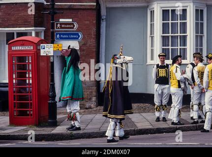 Thaxted Essex England 277. Morris Ring Meeting 5-6. Juni 1999 Einhorn aus Westminster Morris in Thaxted 200 gescannt Mehr als 2020 Morris Dancing Men führten traditionelle Tänze in Thaxted und umliegenden Dörfern auf. Diese jährliche Veranstaltung zieht Morris Dancing Sides aus Großbritannien und Europa an. Stockfoto