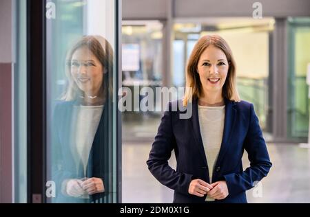 Mainz, Deutschland. Dezember 2020. Ellen Demuth (CDU), landtagsabgeordnete ihrer Partei in Rheinland-Pfalz, steht während einer landtagsversammlung in der Rheingoldhalle. Quelle: Andreas Arnold/dpa/Alamy Live News Stockfoto