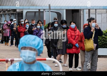 Hongkong, China. Dezember 2020. Bewohner tragen Gesichtsmasken als Vorsichtsmaßnahme gegen die Ausbreitung von covid-19 in einer Warteschlange warten während der Tests.Hong Kong Regierung hat die temporären Testzentren eingerichtet, um kostenlose Tests der (COVID-19) für die Bewohner, da die Stadt steht vor der vierten Welle von Fällen. Kredit: SOPA Images Limited/Alamy Live Nachrichten Stockfoto