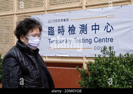 Hongkong, China. Dezember 2020. Ein Bewohner trägt eine Gesichtsmaske als Vorsichtsmaßnahme gegen die Ausbreitung von covid-19 während der Tests gesehen.Hong Kong Regierung hat die temporären Testzentren eingerichtet, um kostenlose Tests der (COVID-19) für die Bewohner, da die Stadt steht vor der vierten Welle von Fällen. Kredit: SOPA Images Limited/Alamy Live Nachrichten Stockfoto