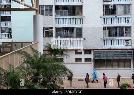 Hongkong, China. Dezember 2020. Ein medizinisches Personal trägt eine persönliche Schutzausrüstung PSA gesehen während der Tests.Hong Kong Regierung hat die temporären Testzentren eingerichtet, um kostenlose Tests der (COVID-19) für die Bewohner bieten, da die Stadt steht vor der vierten Welle von Fällen. Kredit: SOPA Images Limited/Alamy Live Nachrichten Stockfoto