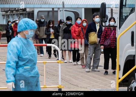 Hongkong, China. Dezember 2020. Bewohner tragen Gesichtsmasken als Vorsichtsmaßnahme gegen die Ausbreitung von covid-19 in einer Warteschlange warten während der Tests.Hong Kong Regierung hat die temporären Testzentren eingerichtet, um kostenlose Tests der (COVID-19) für die Bewohner, da die Stadt steht vor der vierten Welle von Fällen. Kredit: SOPA Images Limited/Alamy Live Nachrichten Stockfoto
