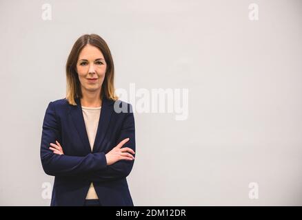 Mainz, Deutschland. Dezember 2020. Ellen Demuth (CDU), landtagsabgeordnete ihrer Partei in Rheinland-Pfalz, steht während einer landtagsversammlung in der Rheingoldhalle. Quelle: Andreas Arnold/dpa/Alamy Live News Stockfoto