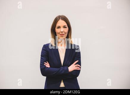 Mainz, Deutschland. Dezember 2020. Ellen Demuth (CDU), landtagsabgeordnete ihrer Partei in Rheinland-Pfalz, steht während einer landtagsversammlung in der Rheingoldhalle. Quelle: Andreas Arnold/dpa/Alamy Live News Stockfoto