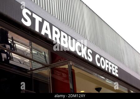 Tokio, Japan – 11. April 2016. Starbucks Kaffee Schild. Starbucks Coffee ist eine amerikanische Kette von Coffee Shops, gegründet in Seattle Stockfoto