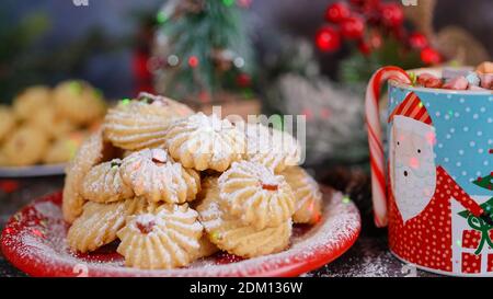 Hausgemachte schmelzende Momente Weihnachten Urlaub Cookies auf festlichen Hintergrund, selektive Fokus Stockfoto