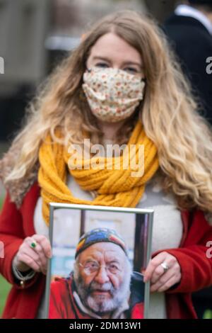 London, Großbritannien. Dezember 2020. Covid-19 Hinterbliebene Familien für Gerechtigkeit Großbritannien protestiert gegen das Parlamentsgebäude und gedenkt der Vermissten an Weihnachten, als sie an Covid-19 starben. Die Gruppe sucht eine Untersuchung über covid Todesfälle Kredit: Ian Davidson/Alamy Live News Stockfoto